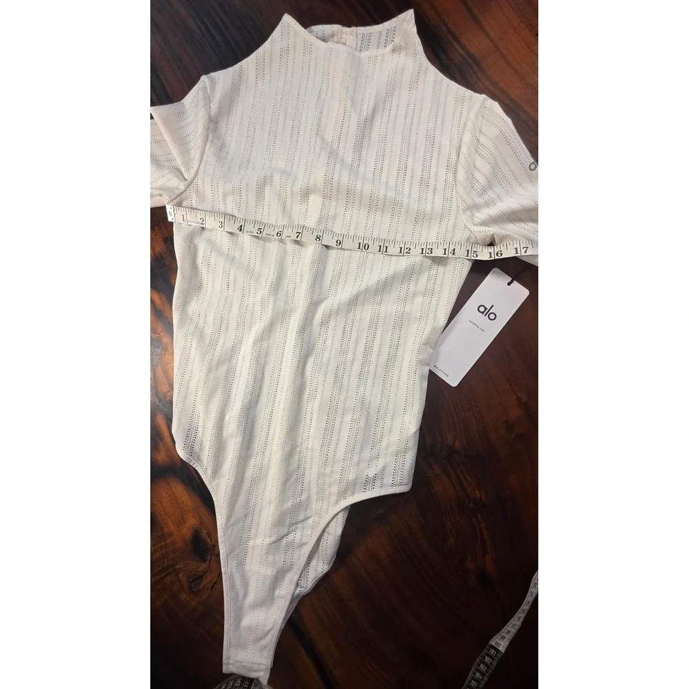 Alo Yoga Pointelle Mock Neck Streetwear  Festival Indis Sleaze Fashiongram